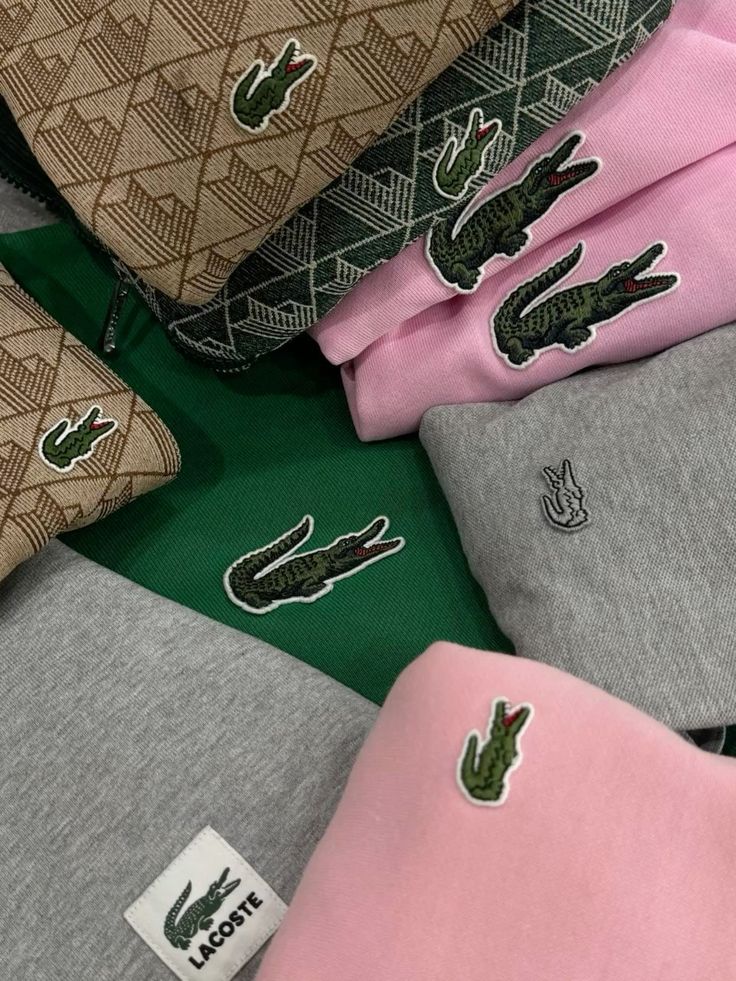 Sudaderas Lacoste dobladas en varios colores