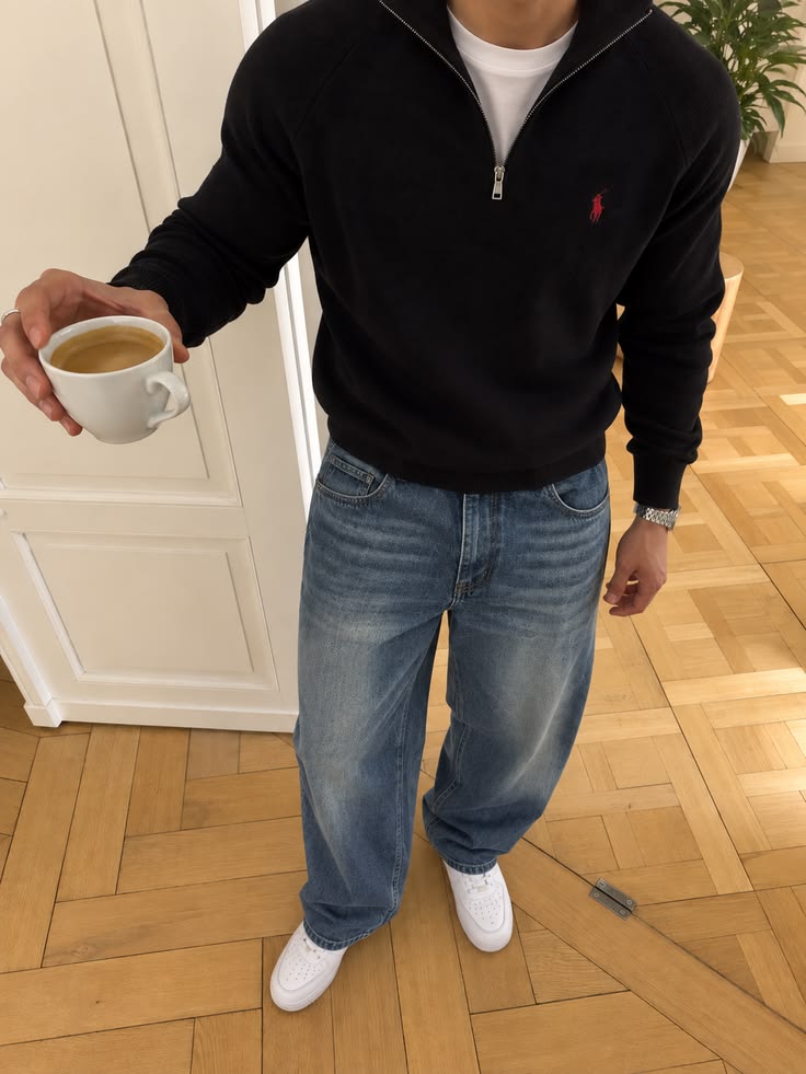 Jersey negro de media cremallera con vaqueros y zapatillas blancas