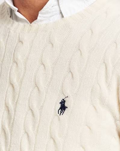 Jersey de punto crema con el cuello de una camisa blanca